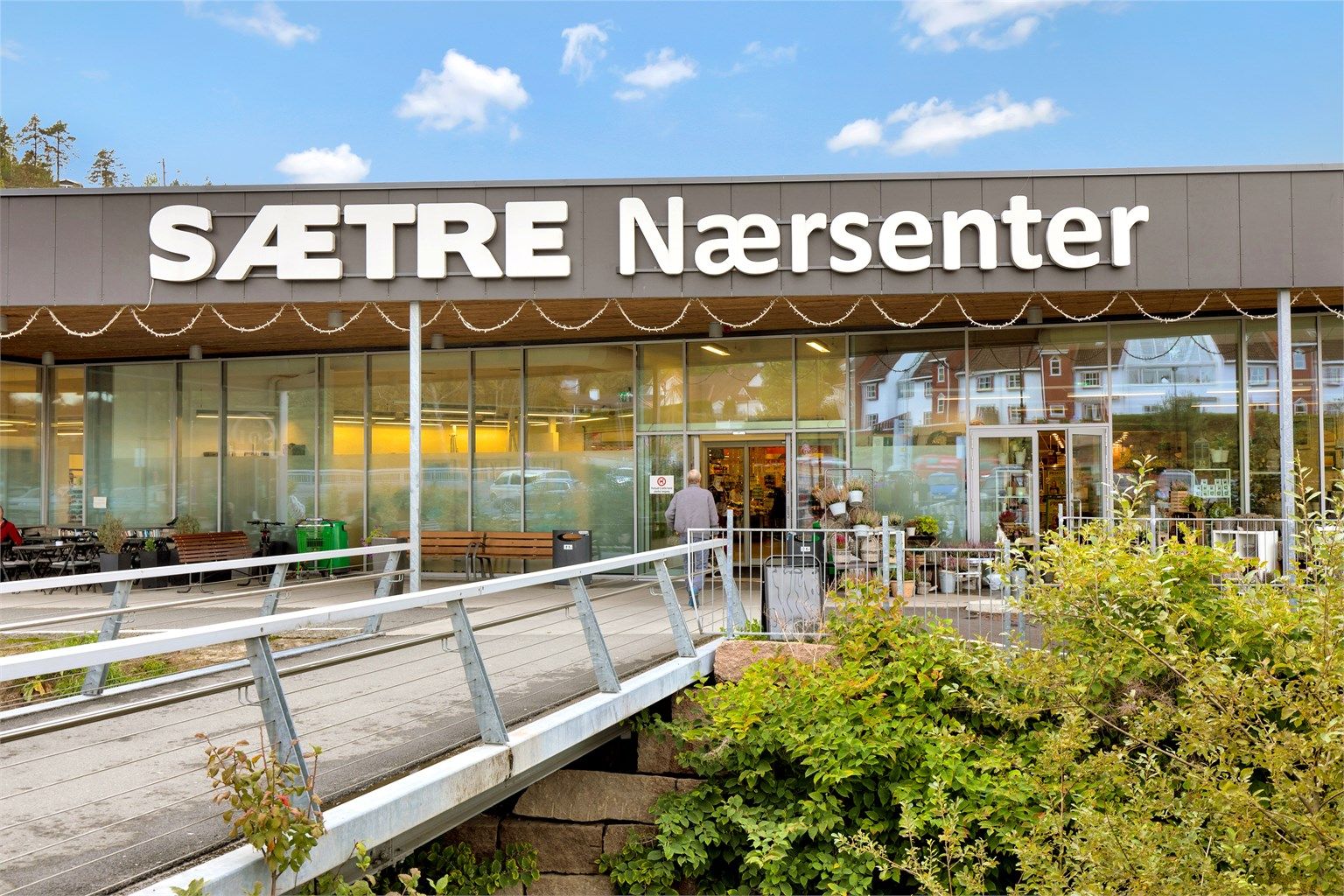 Nærsenter med diverse butikker og vinmonopol 