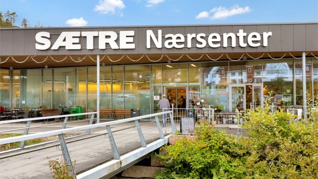 Nærsenter med diverse butikker og vinmonopol