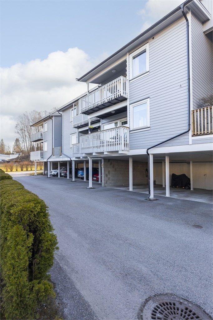 Leiligheten disponerer plass i carport med egen bod