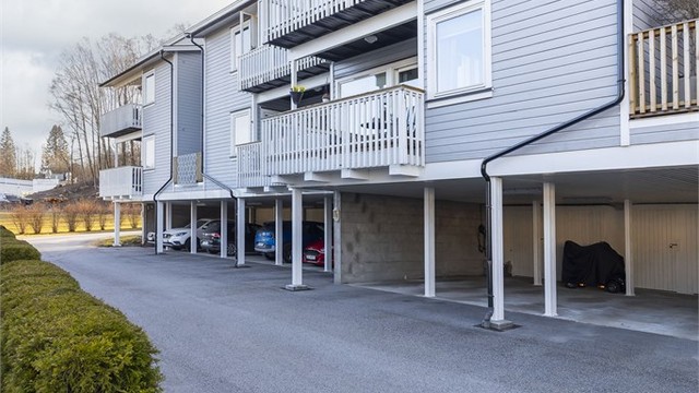 Leiligheten disponerer plass i carport med egen bod