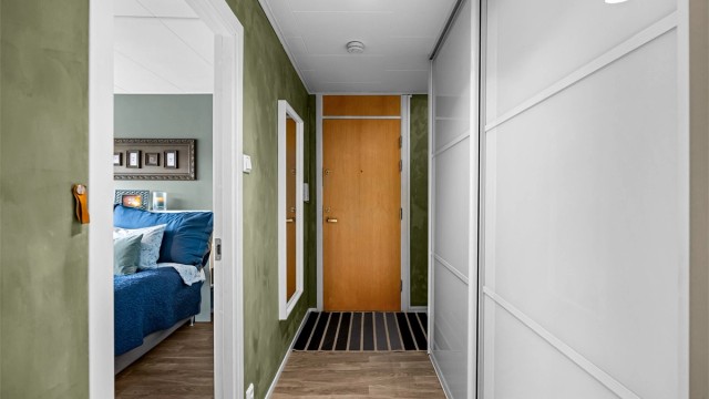 Velkommen inn! Skyvedørsgarderoben i entréen gir gode oppbevaringsmuligheter.