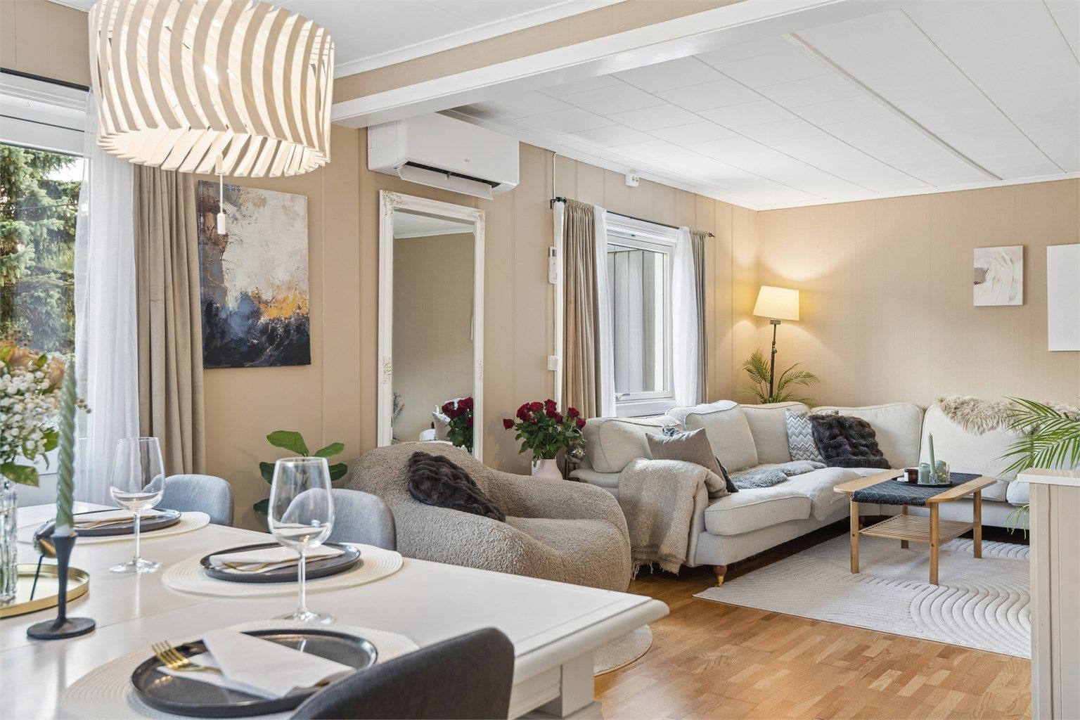 Stuen har en god utforming med plass til både sofagruppe og øvrig møblement. (Foto: EFKT v/ Jonas Hasselgren)