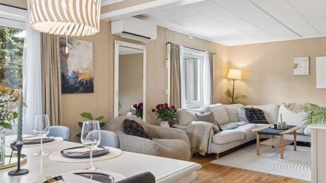 Stuen har en god utforming med plass til både sofagruppe og øvrig møblement. (Foto: EFKT v/ Jonas Hasselgren)