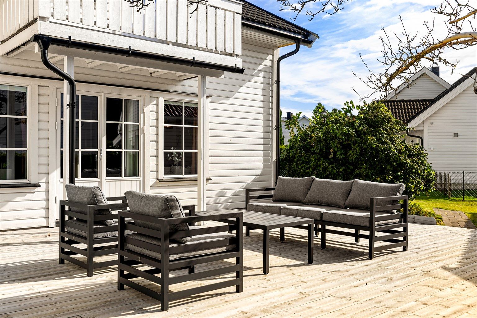 På den store terrassen får du et avskjermet og fint uterom for grilling og solbading på gode sommerdager.