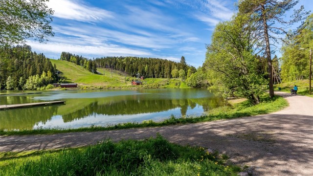 Trollvann med tur- og bademuligheter på sommeren