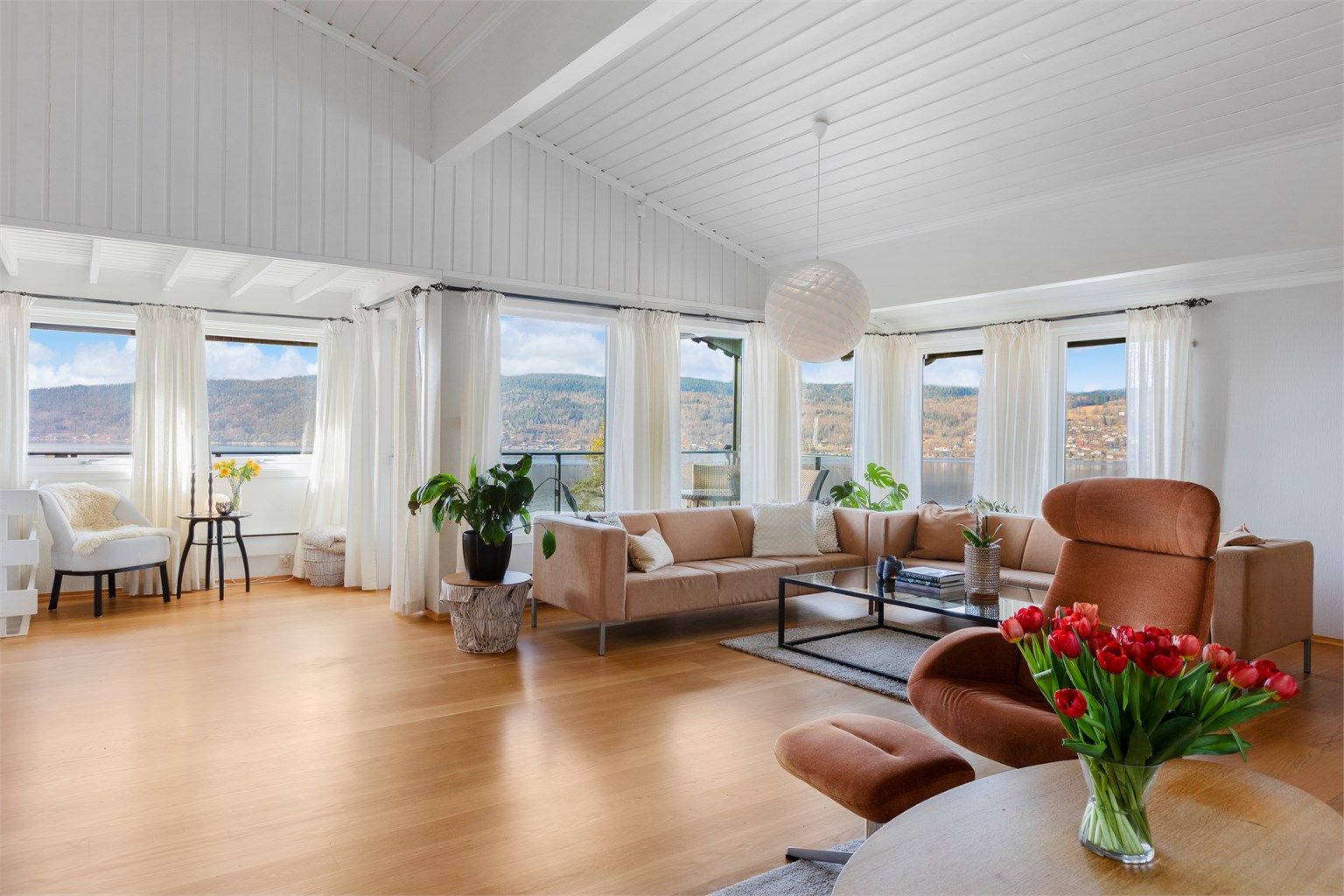 Fra stuen er det direkte utgang til en stor, sydvestvendt terrasse anlagt i 2022.