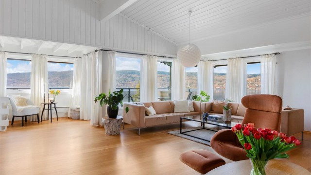 Fra stuen er det direkte utgang til en stor, sydvestvendt terrasse anlagt i 2022.
