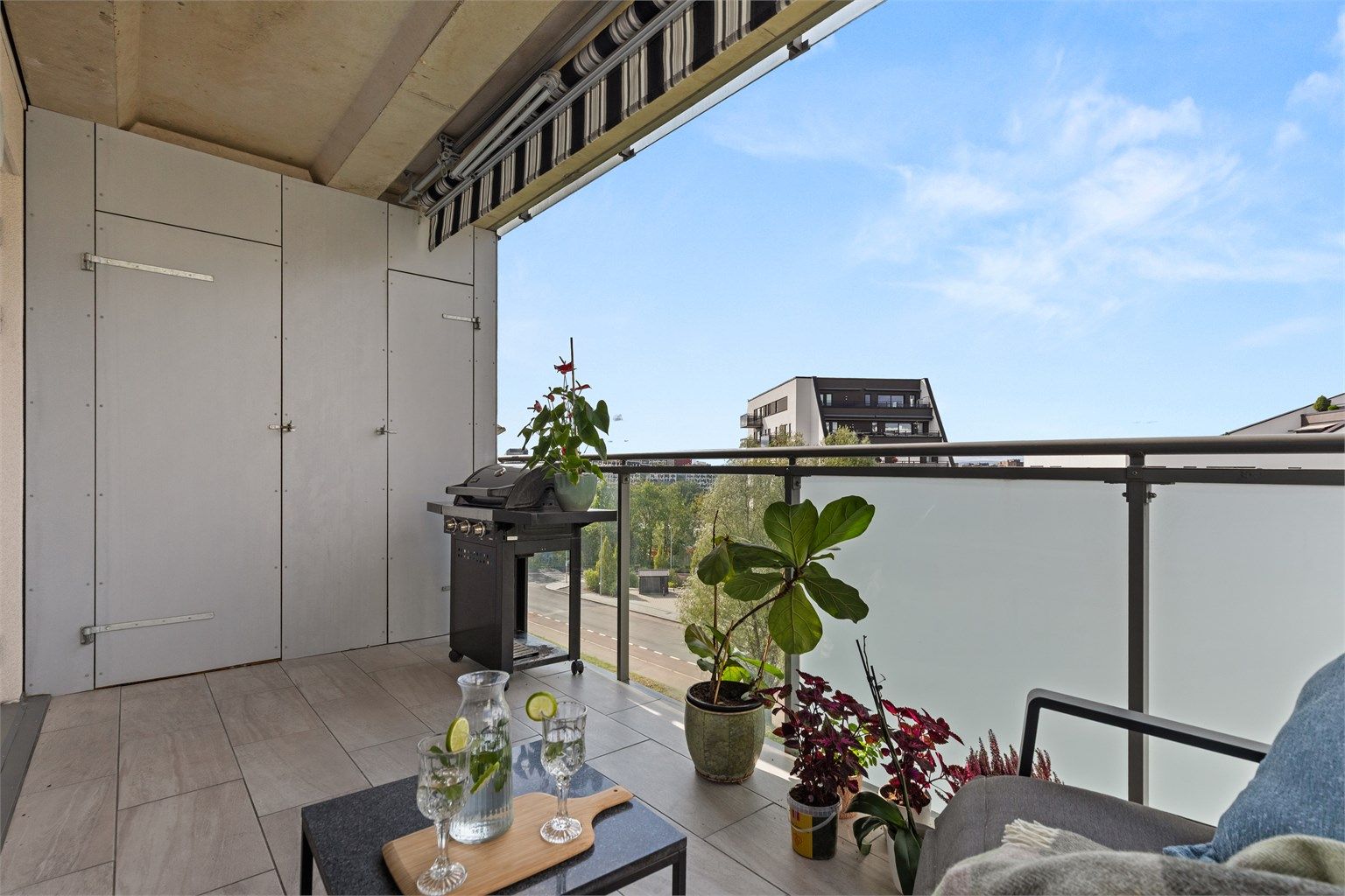 En lys og luftig tre-roms leilighet med sentral og populær beliggenhet på Økern. 