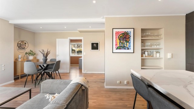 I 2025 ble leiligheten oppgradert med LED belysning. I stuen og på kjøkkenet er det justerbare LED downlights