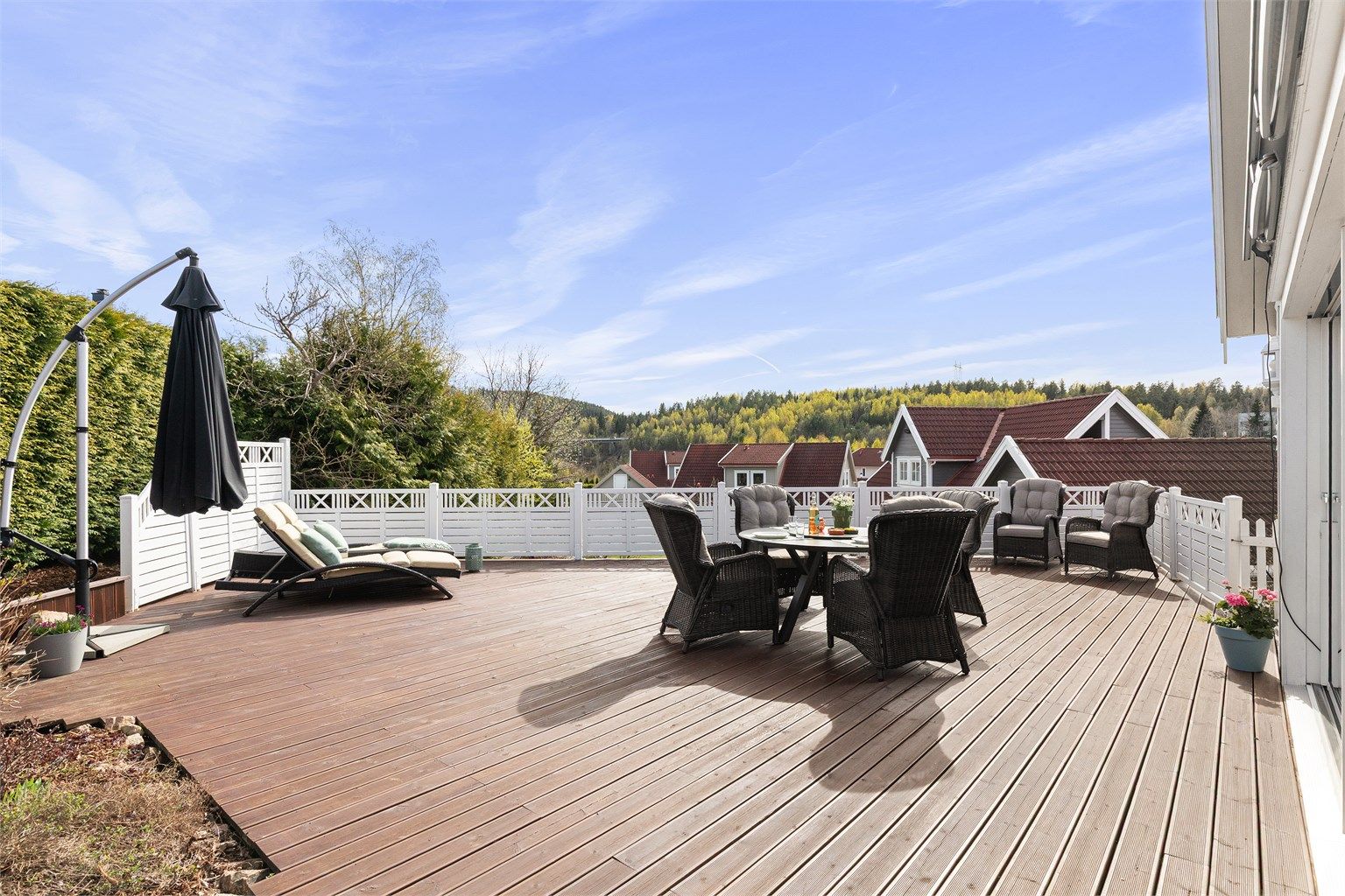 Stor terrasse med plass til flere forskjellige soner/møblement - Markise er montert over terrassedøren- Bilder ved Eiendomsfoto AS Stener Widnes