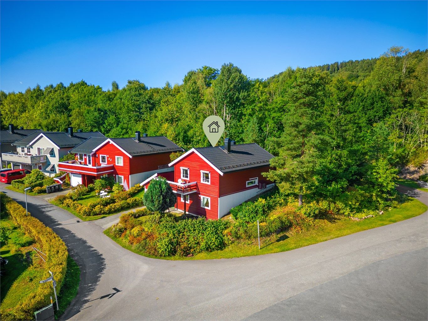 Boligen ligger stille og rolig til, med svært mange barnefamilier i nærmiljøet samt med svært gode oppvekstsvilkår for barn og ungdom.