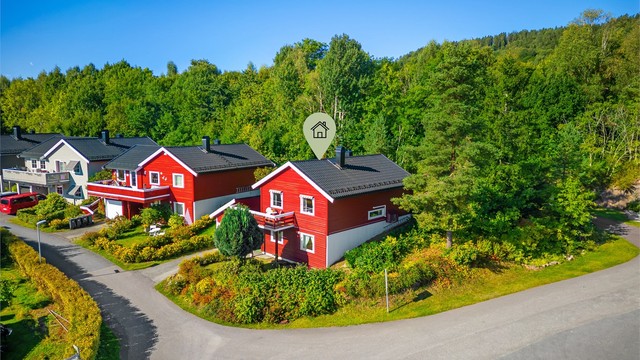 Boligen ligger stille og rolig til, med svært mange barnefamilier i nærmiljøet samt med svært gode oppvekstsvilkår for barn og ungdom.