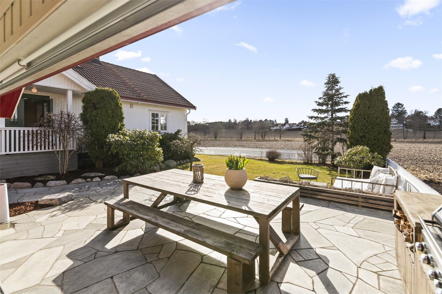 Fra hagestuen er det en sømløs overgang til den store uteplassen.