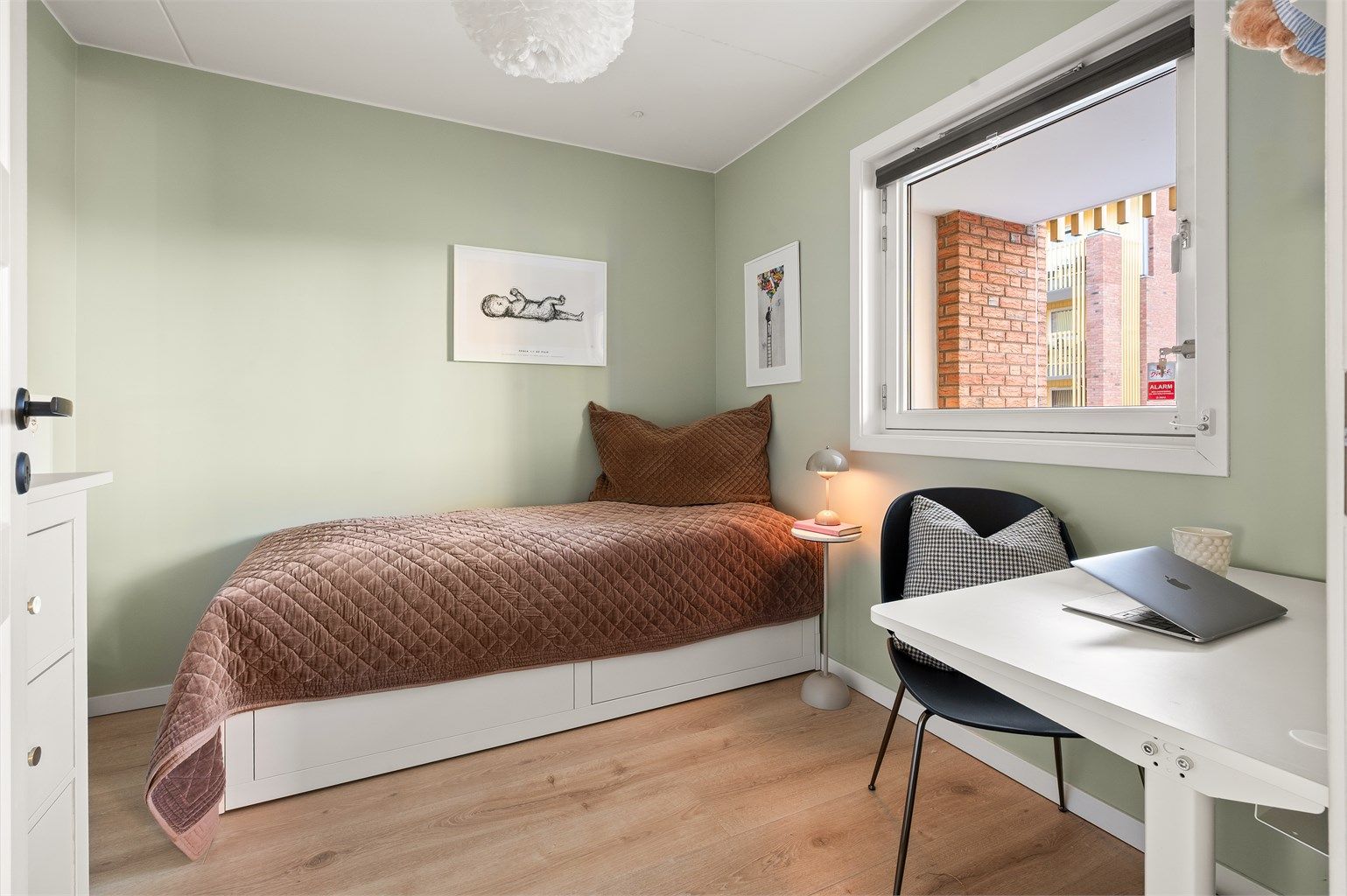 Det andre soverommet egner seg godt som barnerom, gjesterom eller hjemmekontor.