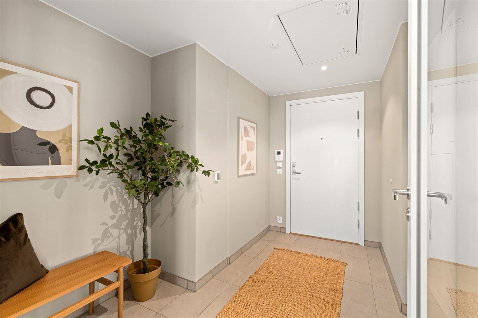 Velkommen inn! Romslig og lyst inngangsparti med god oppbevaringsplass.