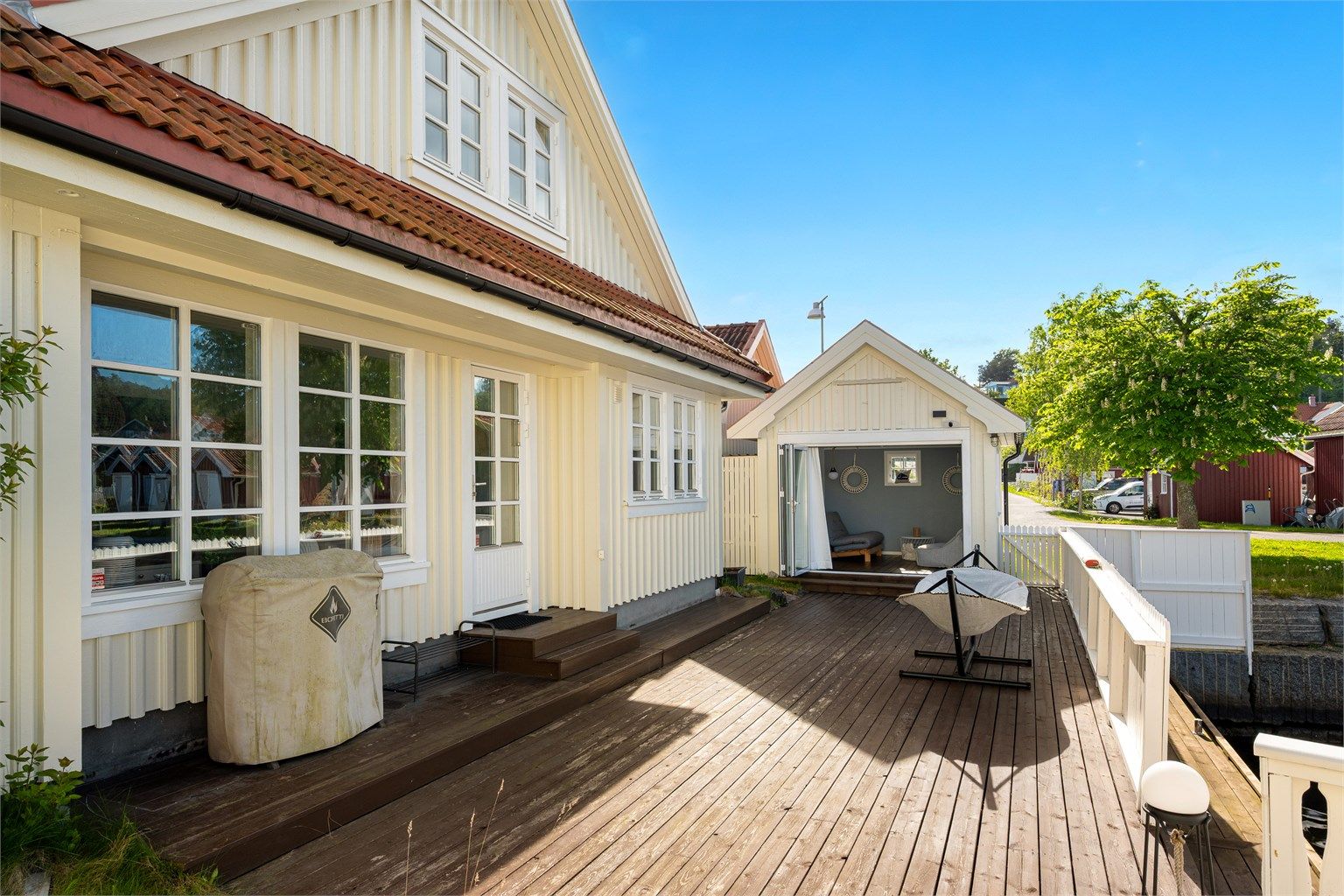 Brygge og terrasse i ett. Sjøboden benyttes også som uteplass sene sommerkvelder og når solen ikke skinner slik som her.