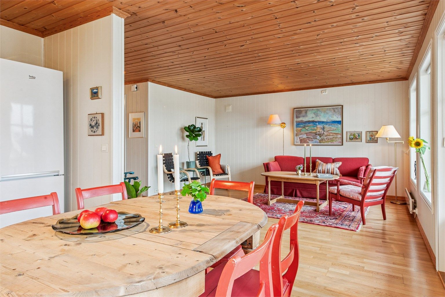 God plass til sofa- og spisegruppe. 