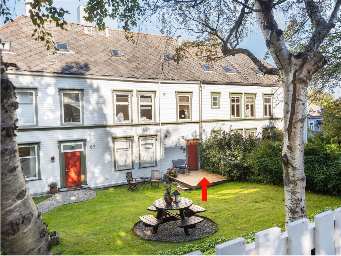 Meget pen hage i sameiet. Egen inngang til leiligheten. 