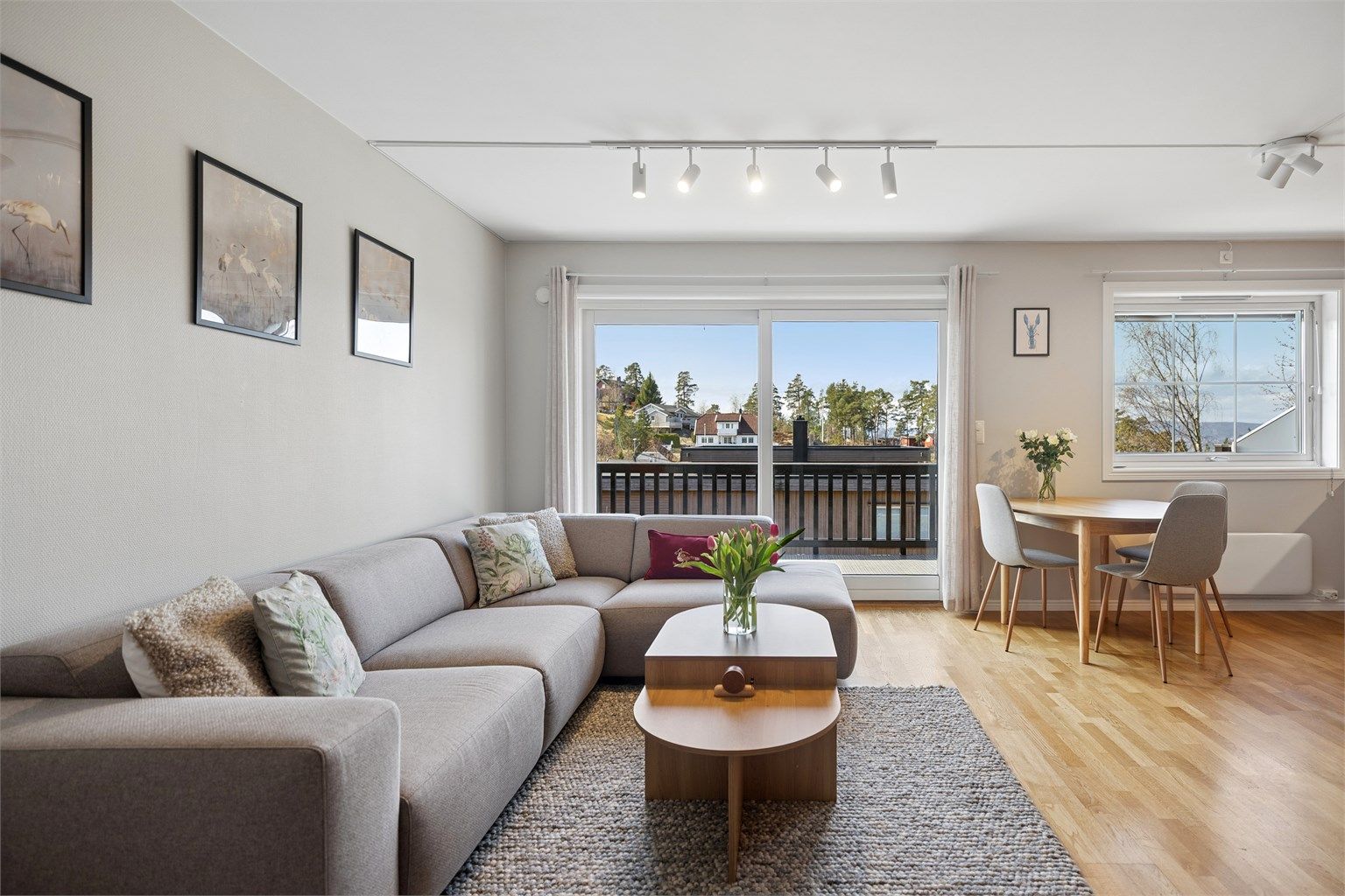 Vinduene gir rikelig med lysinnslipp og et flott utsyn mot sjø og skog. De behagelige, duse fargetonene i rommet skaper en rolig og harmonisk ramme.