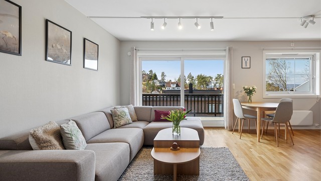 Vinduene gir rikelig med lysinnslipp og et flott utsyn mot sjø og skog. De behagelige, duse fargetonene i rommet skaper en rolig og harmonisk ramme.