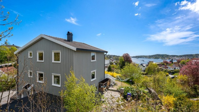 Eiendommen ligger høyt og fritt med flott utsikt mot Galtesund og det omkringliggende landskapet