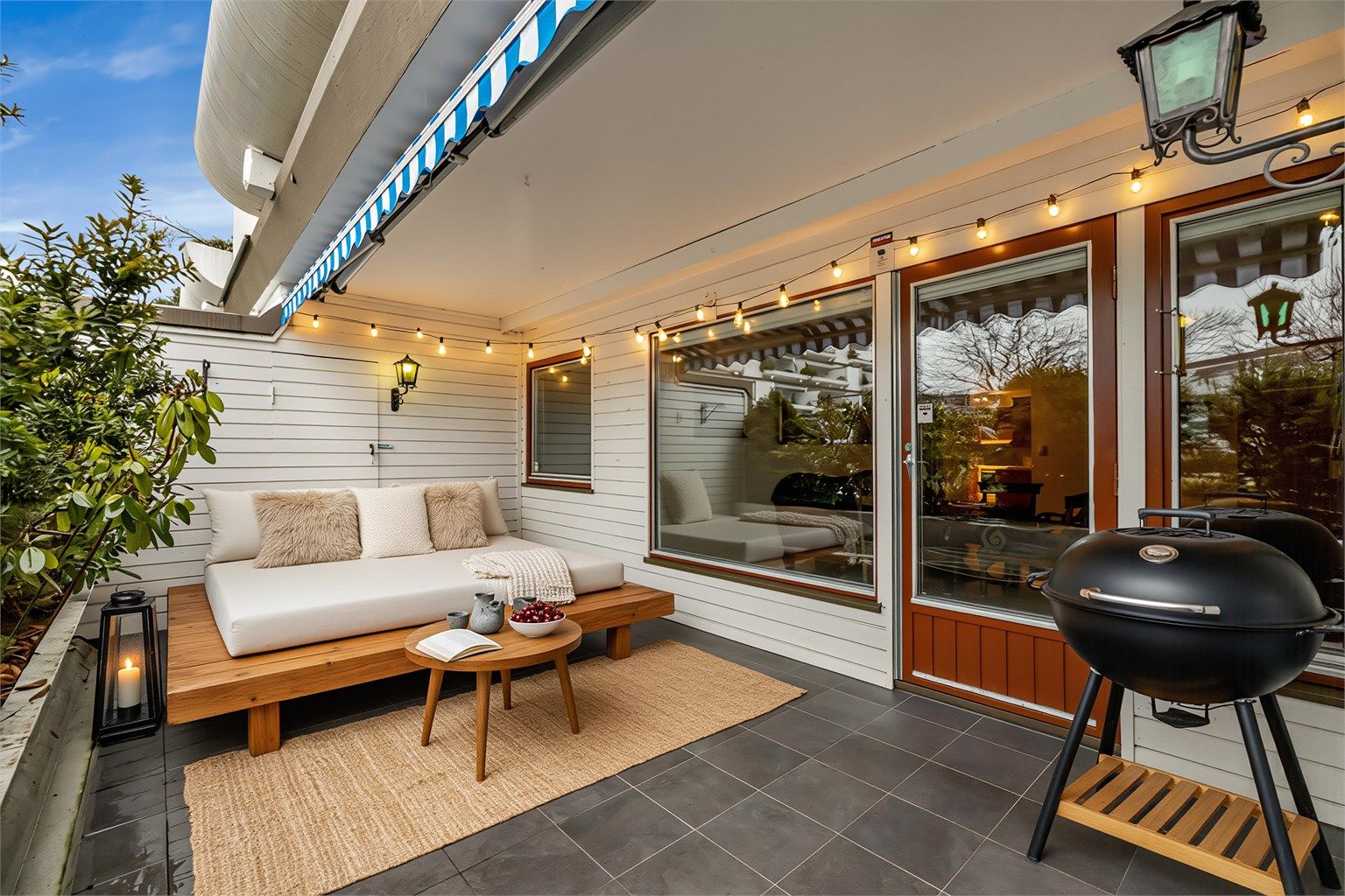 Terrassen er oppmålt til ca. 15 kvm. og har plass til både loungemøbler og spisegruppe og praktisk lagring i bod i begge ender.