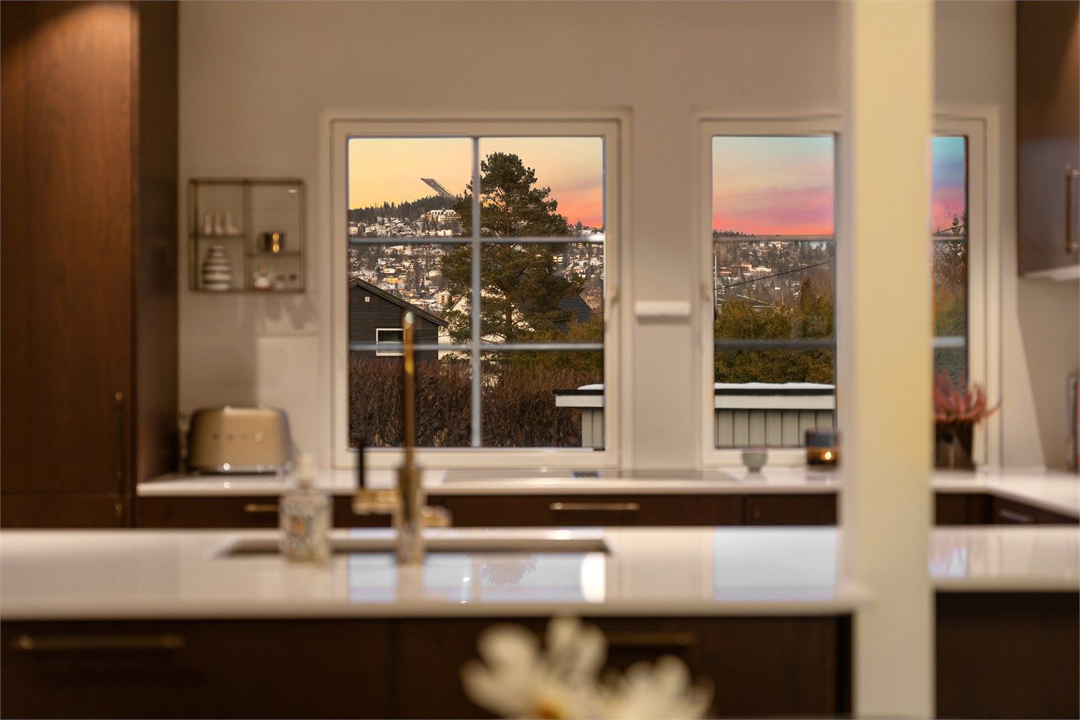 Barnevennlig og hyggelig boligområde, med gangavstand til barnehager, skoler, T-bane, buss, butikker og mye mer, samt nærhet til marka med nydelige turområder