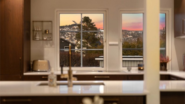 Barnevennlig og hyggelig boligområde, med gangavstand til barnehager, skoler, T-bane, buss, butikker og mye mer, samt nærhet til marka med nydelige turområder