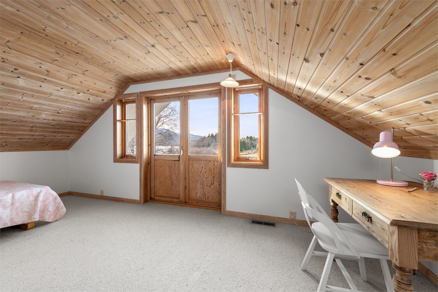 Soverom mot vest i 2. etasje med utgang til balkong