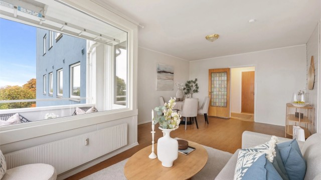 Spiseplassen er plassert i åpen forbindelse med stuen.