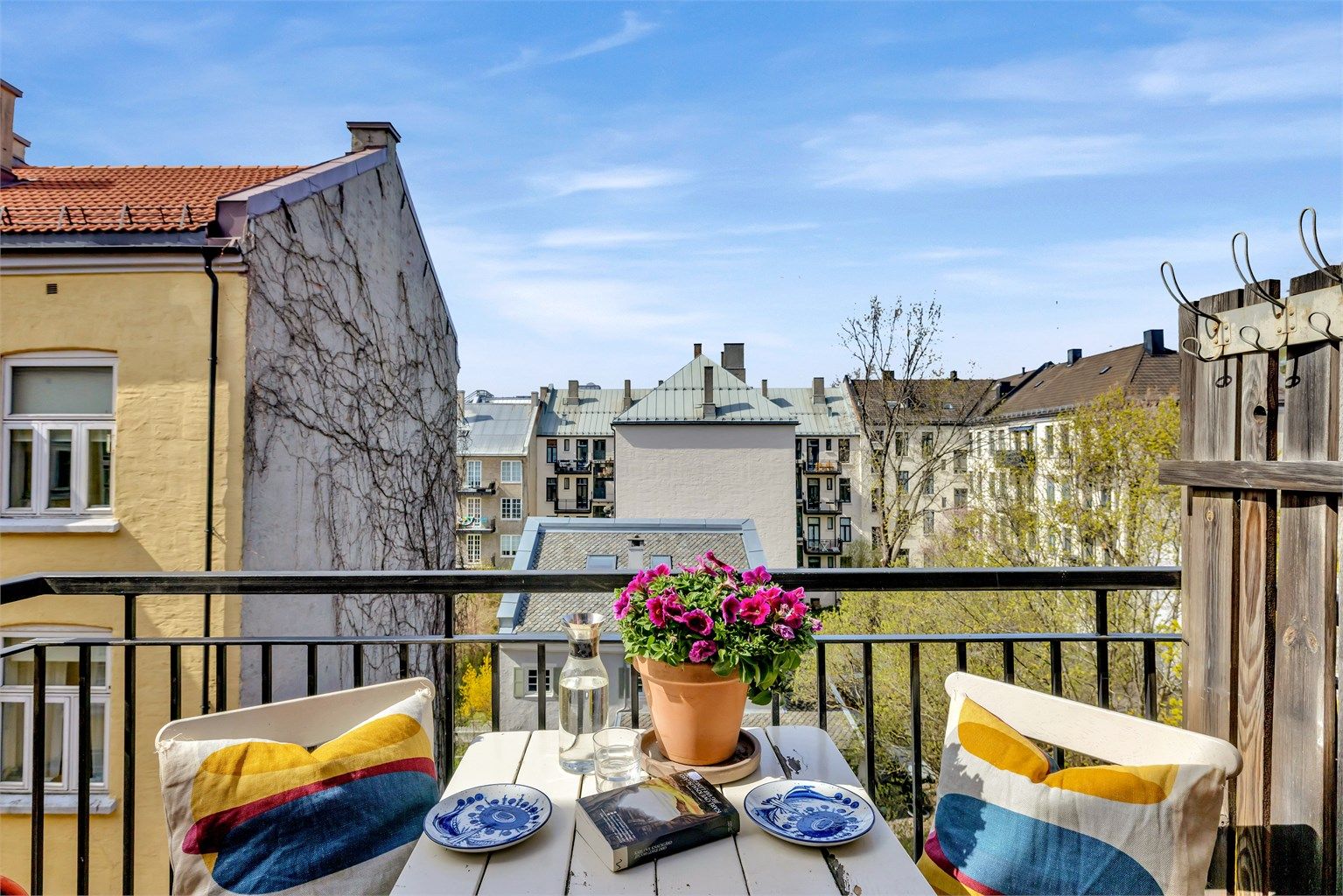 Vestvendt balkong på 4 kvm som ligger skjermet til ut mot bakgården.