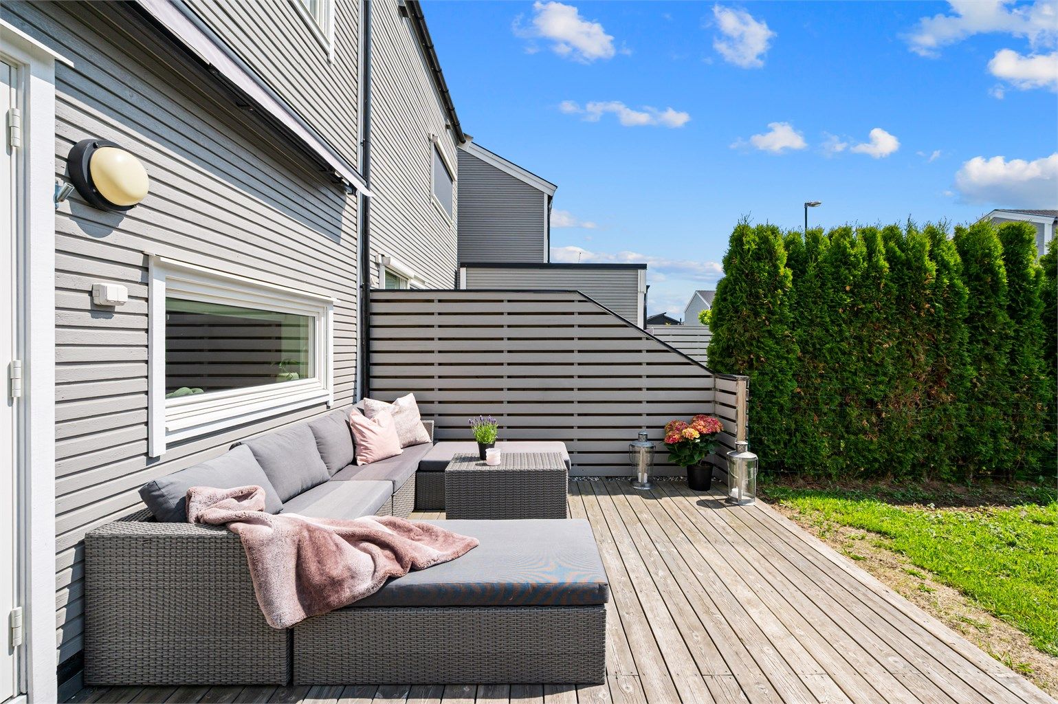 Boligen har en skjermet, solrik og stor markterrasse på hele 18 kvm! 