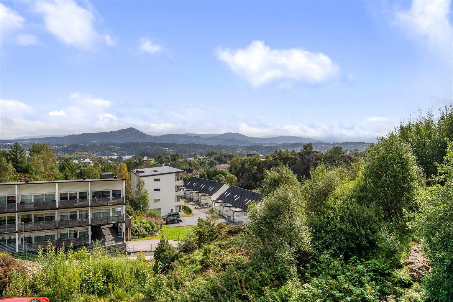 - Helt rå utsikt fra egen balkong, samt lite innsyn -