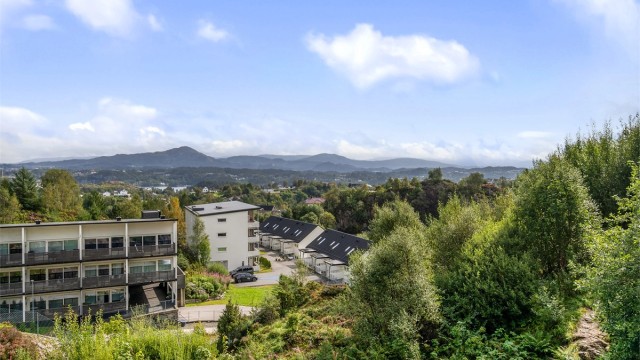 - Helt rå utsikt fra egen balkong, samt lite innsyn -