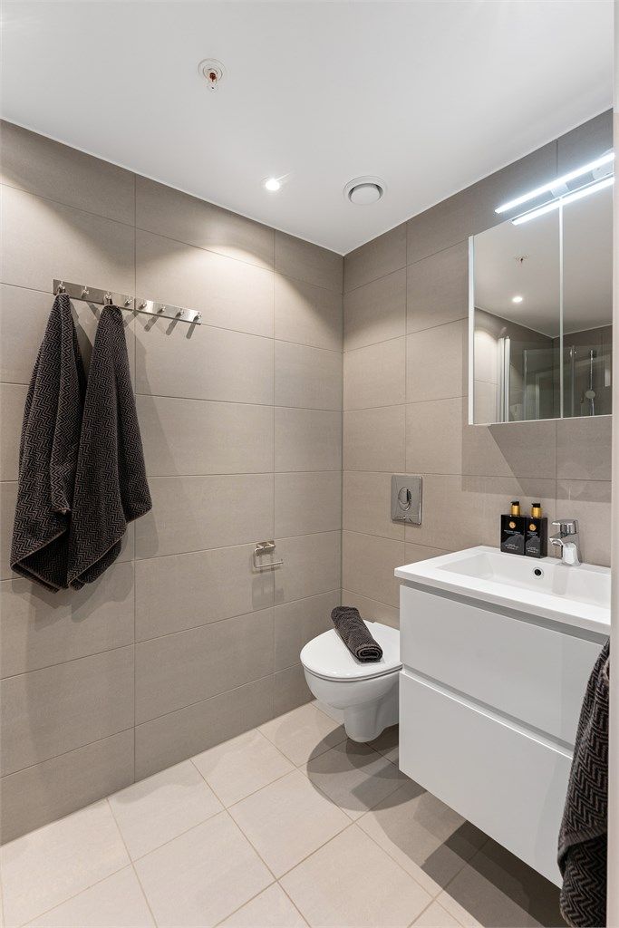 Badet er utstyrt med vegghengt toalett og mekanisk avtrekk for et godt inneklima.