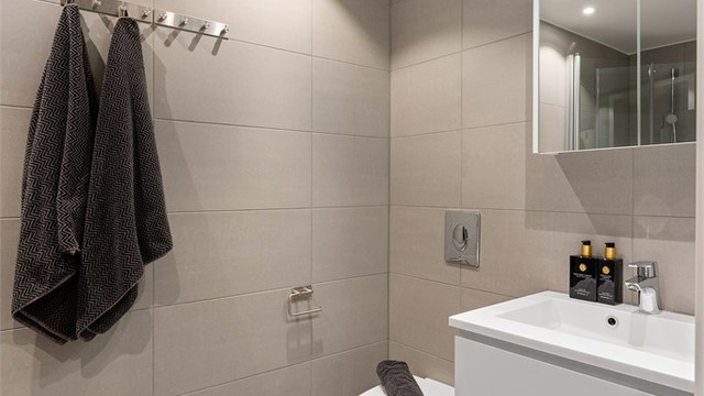 Badet er utstyrt med vegghengt toalett og mekanisk avtrekk for et godt inneklima.