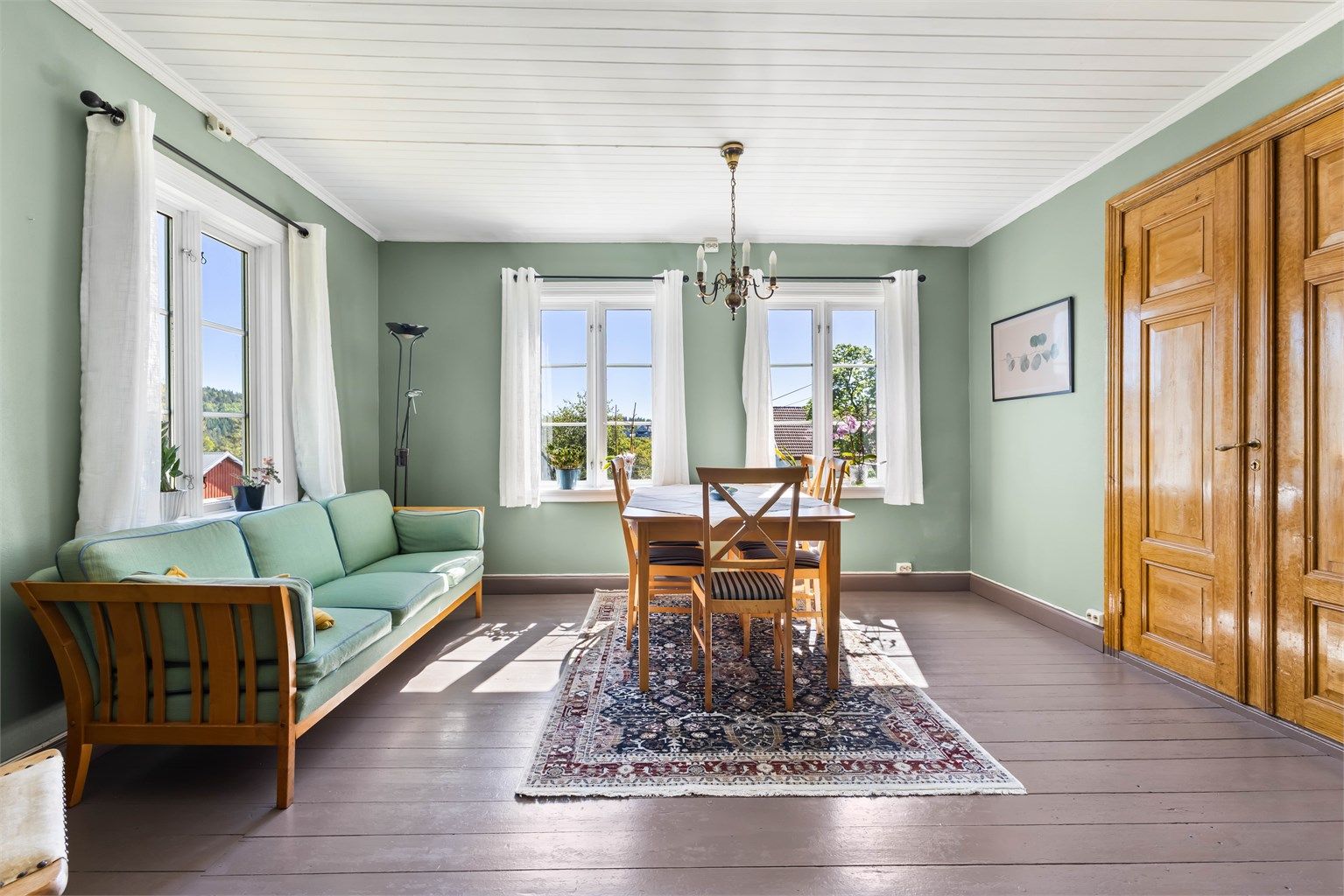 Den ene av stuene i første etasje, med god plass til spisebord.