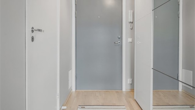 Leiligheten har en egen bod på ca. 5 kvm i felles garasjekjeller, boden er tinglyst som tilleggsdel til seksjonen.