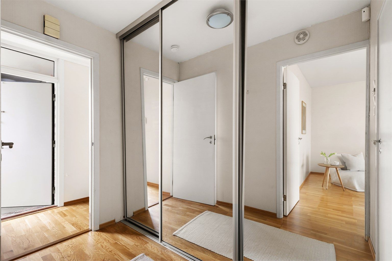 Entréen er innredet med praktisk skyvedørsgarderobe med speilfronter.