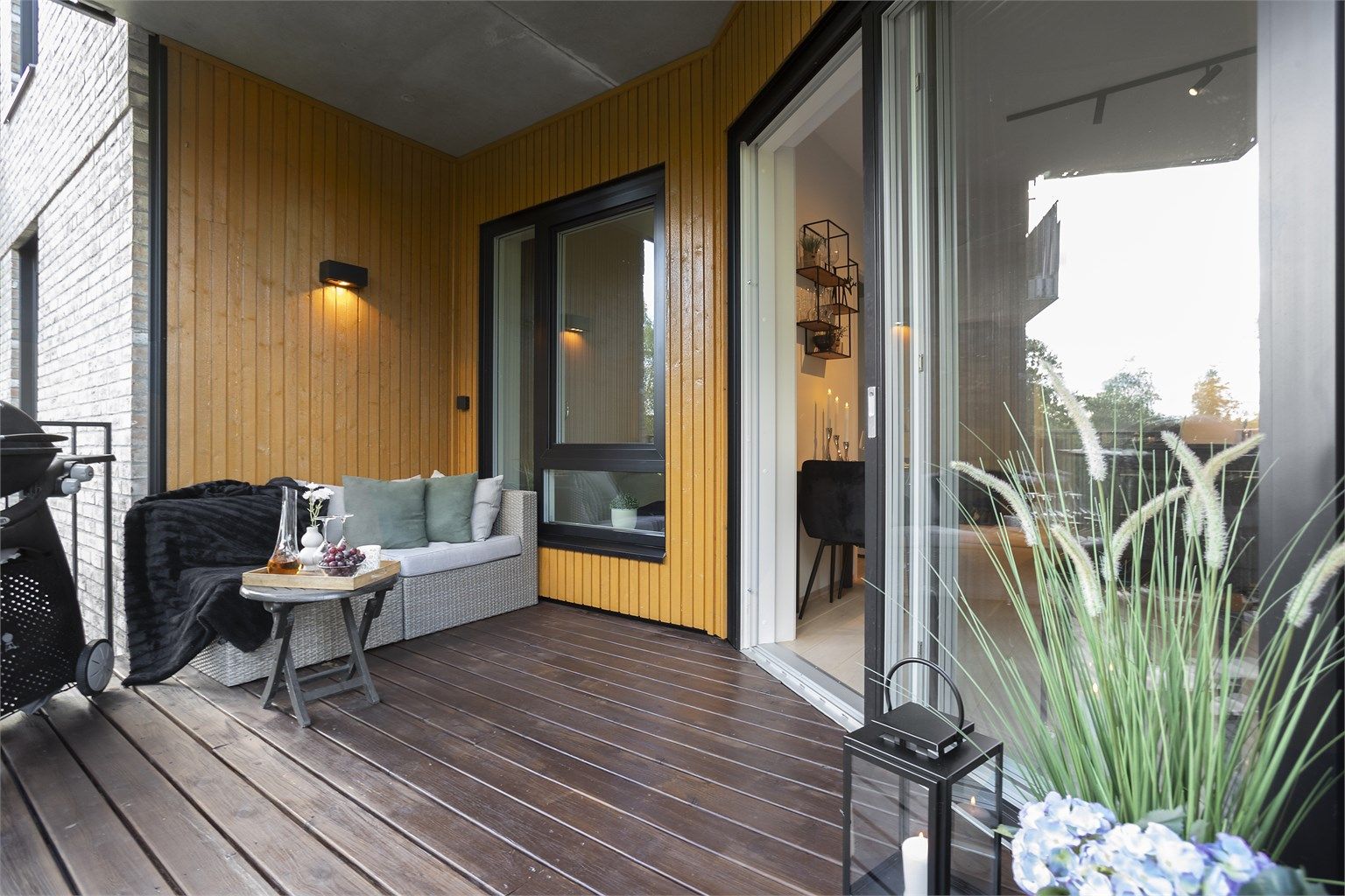 Balkongen er utstyrt med terrassebord, utelys og stikkontakt.