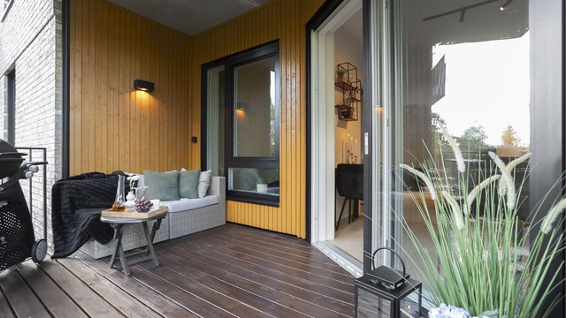 Balkongen er utstyrt med terrassebord, utelys og stikkontakt.