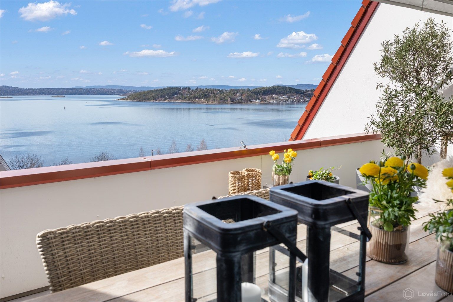 En usjenert uteplass med panoramautsikt over fjorden, øyene og Nesoddlandet.