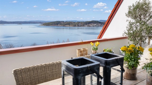 En usjenert uteplass med panoramautsikt over fjorden, øyene og Nesoddlandet.