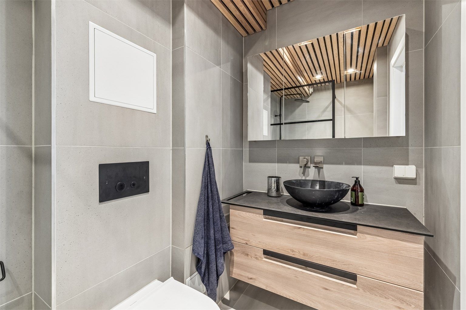 Badet ble pusset opp i 2019 og har flislagte overflater, varmekabler i gulvet og en elegant spilehimling.