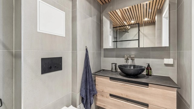 Badet ble pusset opp i 2019 og har flislagte overflater, varmekabler i gulvet og en elegant spilehimling.