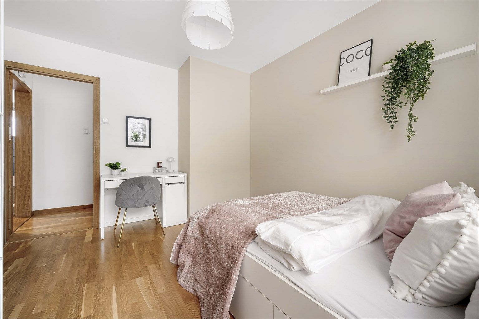 God plass til en større seng, garderobe og skrivebord.