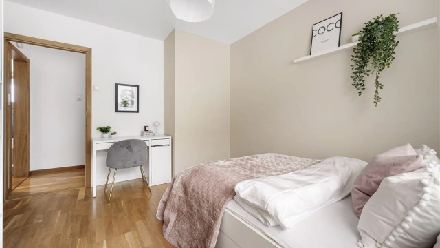 God plass til en større seng, garderobe og skrivebord.