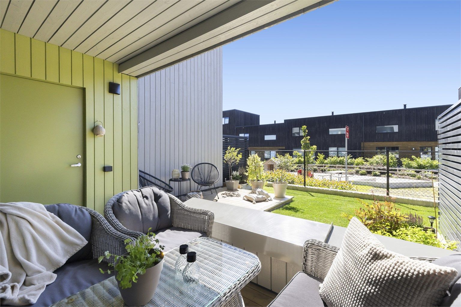 Fra stuen er det utgang til en stor terrasse med gode solforhold.
Foto: [Fotograf eller fotofirma]