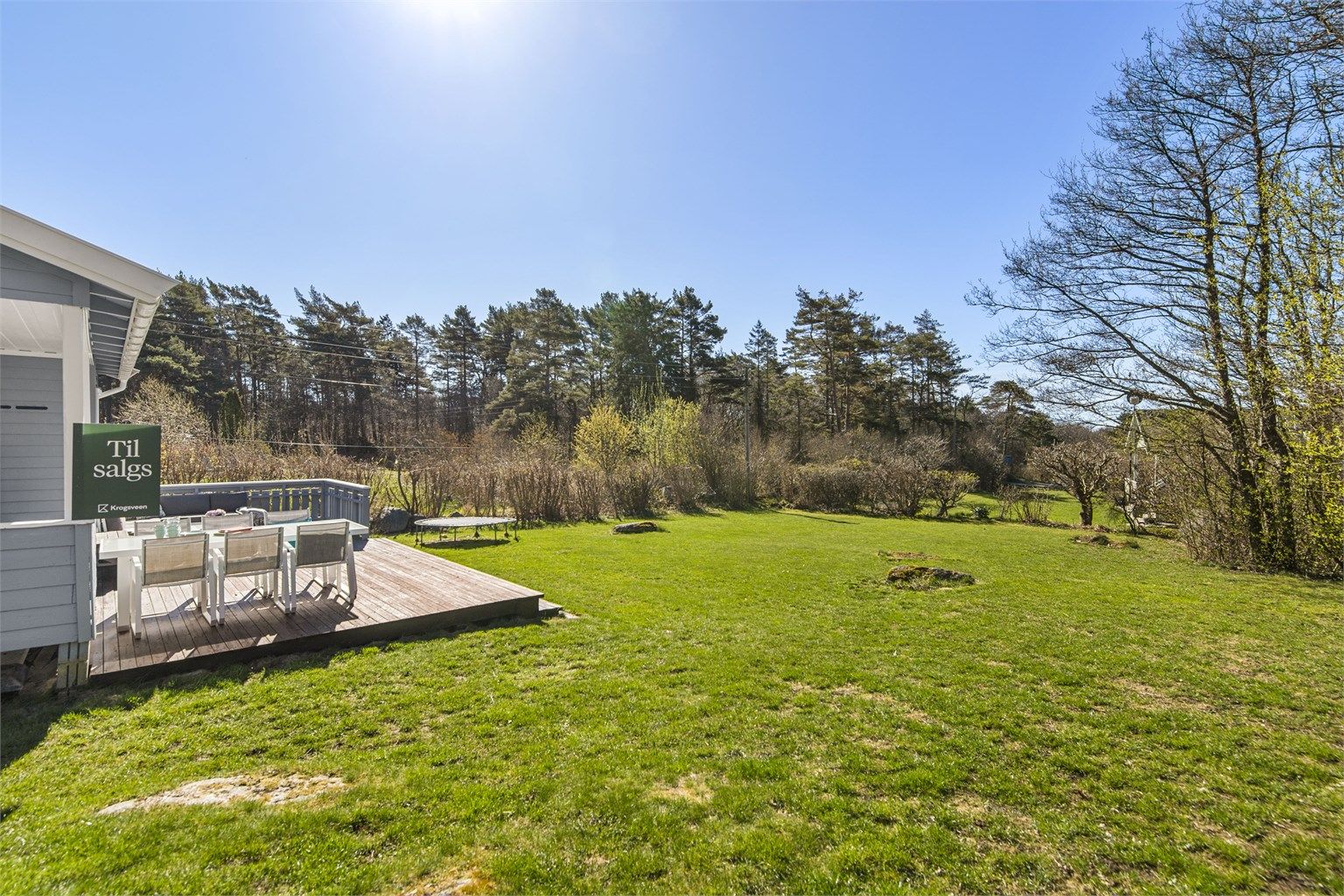 Tomten er lettstelt og gir rikelig med plass for utendørsaktiviteter.