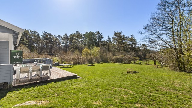 Tomten er lettstelt og gir rikelig med plass for utendørsaktiviteter.